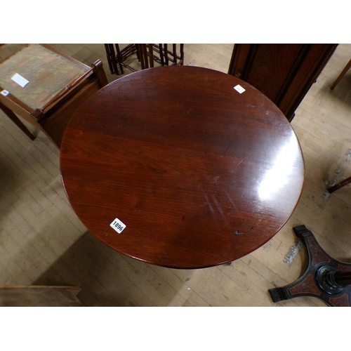 1896 - LATE GEORGIAN MAHOGANY CIRCULAR PEDESTAL TRIPOD TABLE WITH TILT TOP, 66CM W, 70CM H