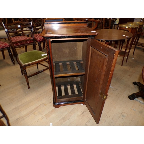 1899 - LAMB OF MANCHESTER OAK BEDSIDE CUPBOARD WITH EBONISED LINE, 44CM W, 80CM H