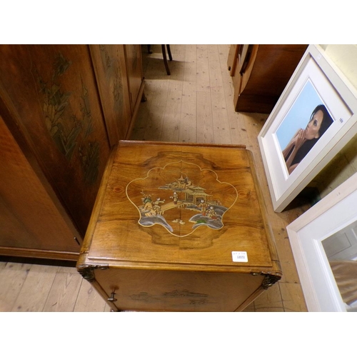 1957 - EARLY 20c FIGURED WALNUT CHINOISSERIE DECORATED FOUR PIECE SUITE COMPRISING DRESSING TABLE, DOUBLE W... 