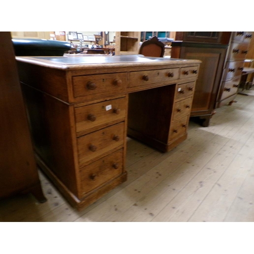 1961 - LATE 19/EARLY 20c OAK PEDESTAL DESK 122 x 78 cms