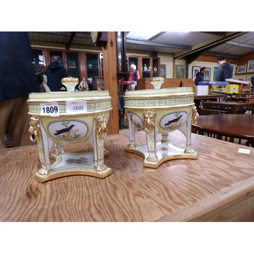 1809 - PAIR OF REPRODUCTION CONTINENTAL PORCELAIN BOWLS AND COVERS, SUPPORTED ON FOUR LION PAW FEET, 19CM H