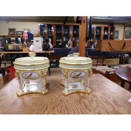 1809 - PAIR OF REPRODUCTION CONTINENTAL PORCELAIN BOWLS AND COVERS, SUPPORTED ON FOUR LION PAW FEET, 19CM H