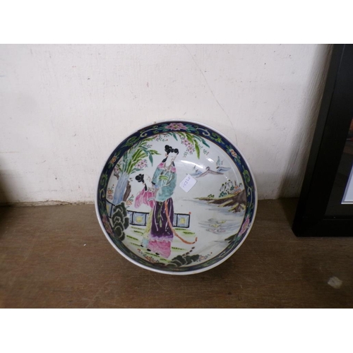 26 - ORIENTAL PORCELAIN BOWL DECORATED WITH GEISHA GIRLS