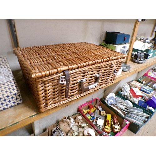 93 - PICNIC HAMPER