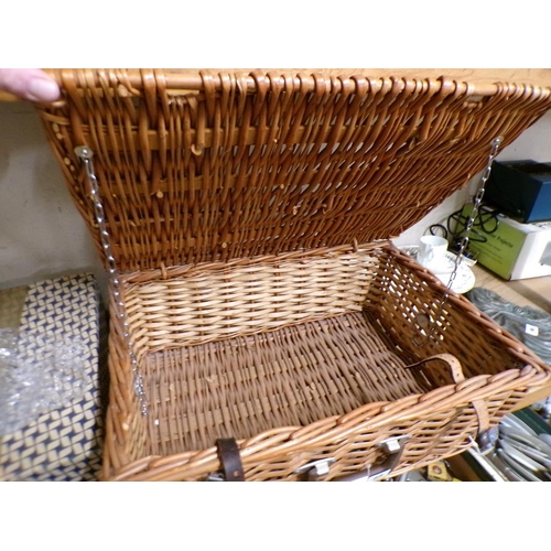 93 - PICNIC HAMPER