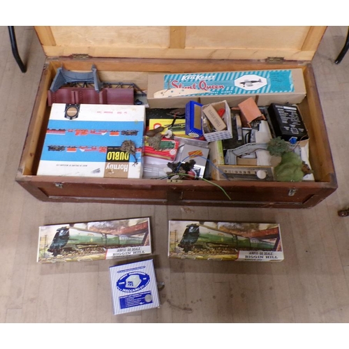 1376 - BOX OF MODELLING KITS, MODEL RAILWAY ITEMS TO INCL MECCANO, OO HORNBY ETC