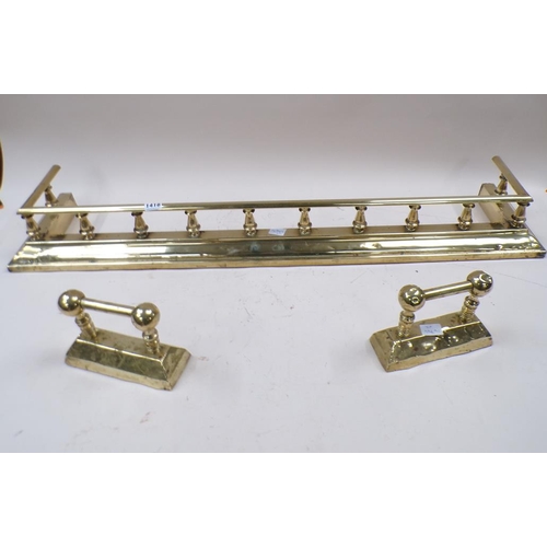 1418 - BRASS FENDER, 105CM W AND FIRE DOGS