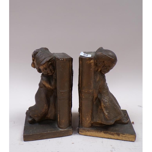 1425 - PAIR OF DUTCH STYLE GILT PLASTER BOOKENDS, EARLY 20C, 19CM H