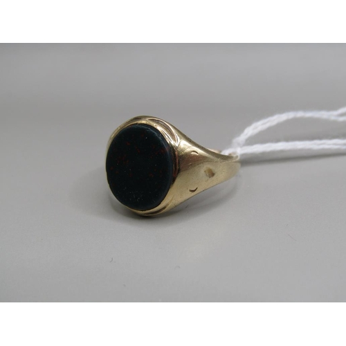 1511 - GOLD BLOODSTONE SET SIGNET RING SIZE Q