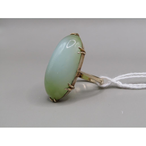 1516 - 9ct GOLD JADE SET RING SIZE K