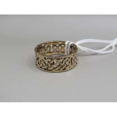 1518 - 9ct GOLD CELTIC BANDED RING SIZE Q 1/2