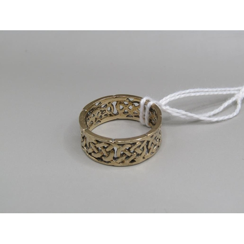 1518 - 9ct GOLD CELTIC BANDED RING SIZE Q 1/2