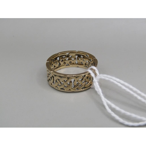 1518 - 9ct GOLD CELTIC BANDED RING SIZE Q 1/2