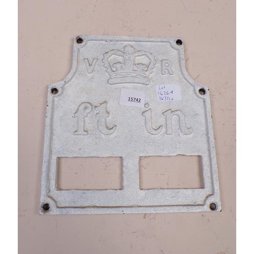 1426A - WHITE PAINTED CAST IRON FT/INCHES BRIDGE MARKING SIGN