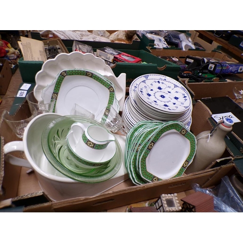 328 - MIXED CERAMICS AND GLASSWARE