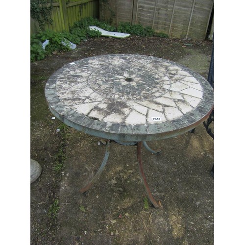 1041 - GARDEN TABLE