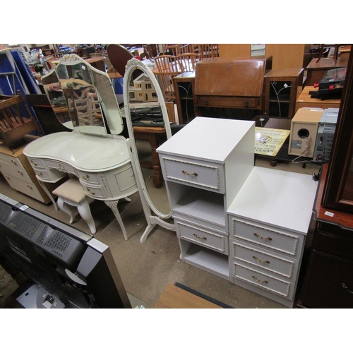 663 - CREAM AND GILT BEDROOM SUITE