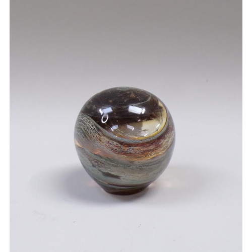 1852 - SAM HERMAN ART GLASS PAPERWEIGHT, 8CM H