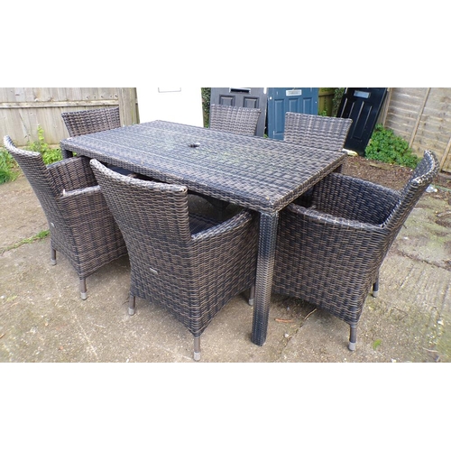 952 - GARDEN TABLE AND CHAIRS