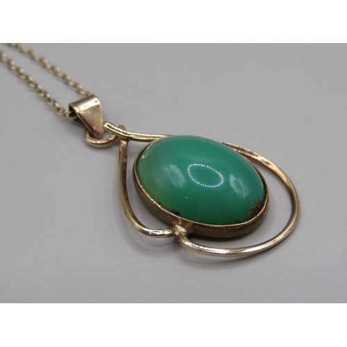 1578 - GOLD OPAL PENDANT AND A GOLD GREENSTONE PENDANT, BOTH WITH ATTACHED CHAINS, 6.7g TOTAL