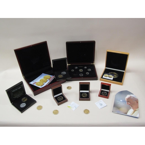 1679 - BOX OF MIXED COINS TO INC. COMMEMORATIVE GILT METAL