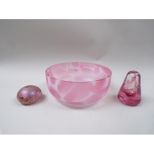 1823 - DARTINGTON CRYSTAL BOWL, 20CM DIAM; CAITHNESS AND ISLE OF WIGHT PAPERWEIGHTS