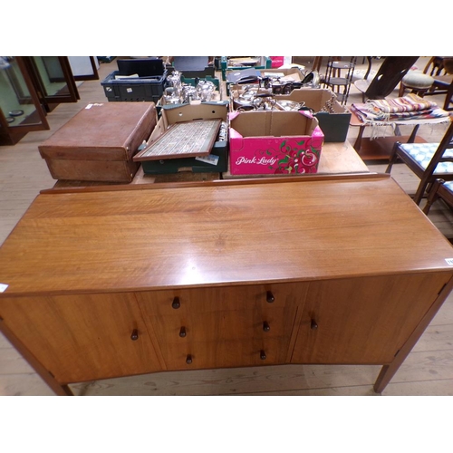 1924 - 1960/70 TEAK SIDEBOARD WITH 3 CENTRAL DRAWERS FLANKED BY CUPBOARDS 135 x 87 cms