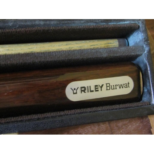 460 - SHOVE HA'PENNY BOARD AND A RILEY BURWAT SNOOKER CUE IN CARRY CASE
