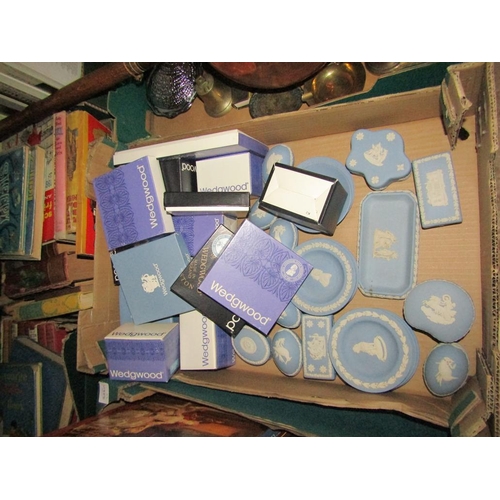 475 - BOX OF BLUE AND WHITE WEDGEWOOD PARIAN WARE AND SMALL ITEMS