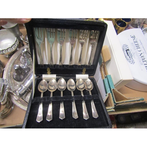 493 - BOX OF SMALL ITEMS OF SILVER PLATE AND GLASSWARE