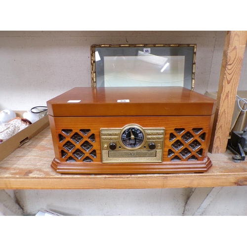 66 - ZENNOX RADIO AND TURNTABLE