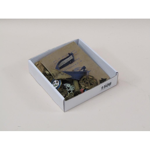 1506 - BOX OF MILITARY BADGES, BUTTONS AND EPHEMERA