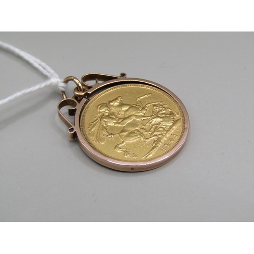 1528 - 1901  GOLD SOVEREIGN IN A 9ct GOLD PENDANT MOUNT