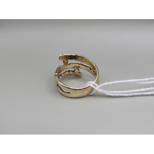 1537 - 9ct GOLD BONE BANDED RING SIZE L, 5.2g