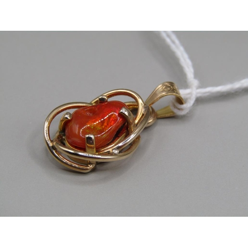 1566 - 14ct OPAL SET PENDANT 3.9g