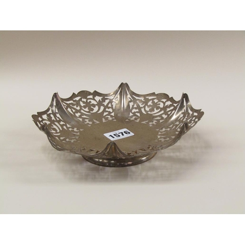 1576 - VINERS OF SHEFFIELD PIERCED SILVER DISH ON STAND 6.2ozt, SHEFFIELD 1941