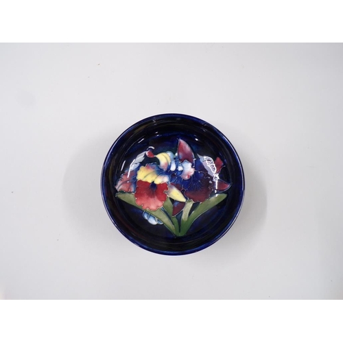 1725 - MID 20c MOORCROFT PEDESTAL BOWL IN ORCHID DESIGN - 13cms DIA