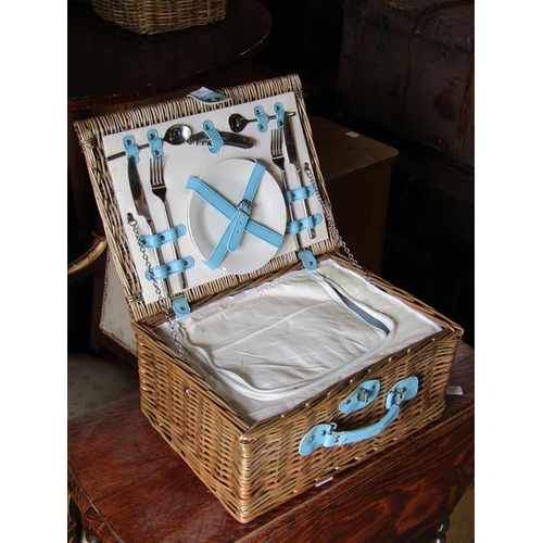 552 - PICNIC BASKET