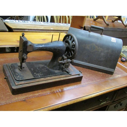 659 - SINGER SEWING MACHINE