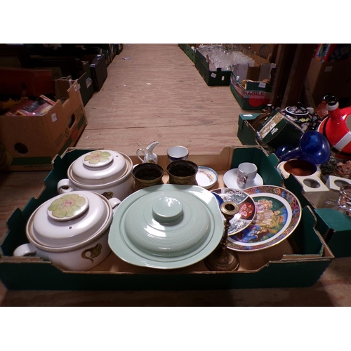 196 - BOX OF MIXED CERAMICS TO INC. DENBY