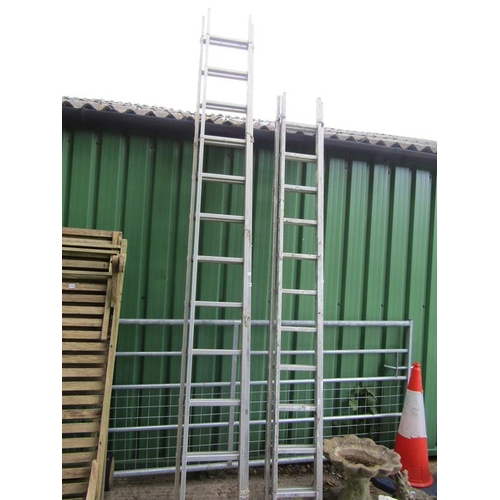 977 - TWO EXTENDING LADDERS