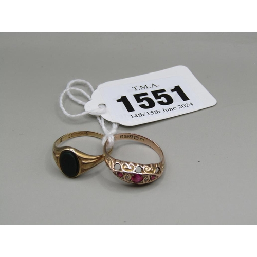 1551 - 9ct GOLD BLOODSTONE SET RING AND 9ct GOLD GYPSY RING