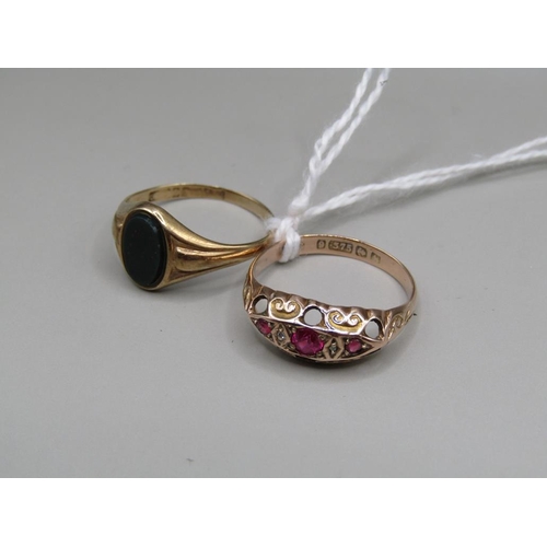 1551 - 9ct GOLD BLOODSTONE SET RING AND 9ct GOLD GYPSY RING