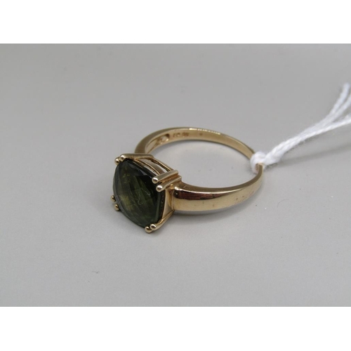 1576 - 9ct GOLD GREEN STONE SET RING SIZE S 1/2