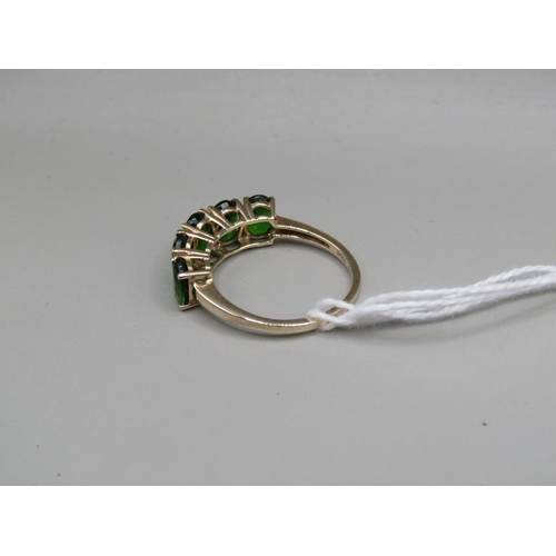 1581 - 9ct GOLD GREEN FIVE STONE SET RING SIZE S