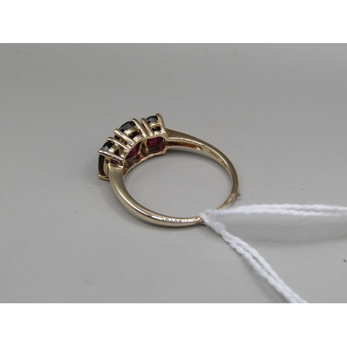 1586 - 9ct GOLD THREE STONE SET RING SIZER 1/2