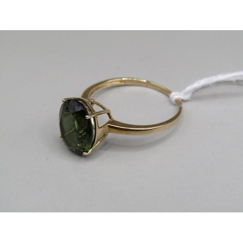 1589 - 9ct GOLD GREEN STONE SET RING SIZE S