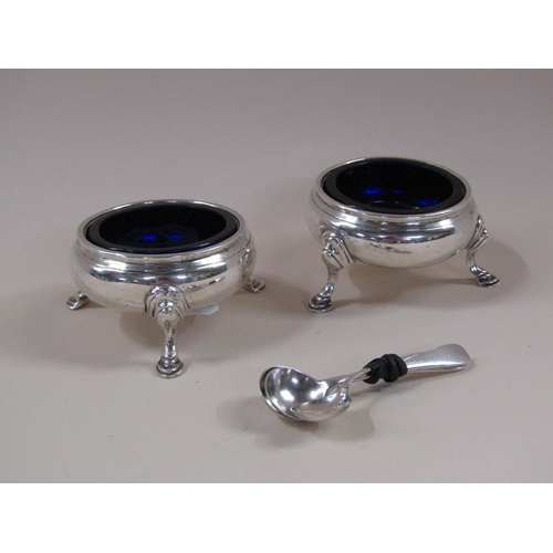 1592 - PAIR OF BLUE GLASS LINED SILVER SALTS AND THREE SPOONS, TESSIERS LTD LONDON 1931 5.2ozt