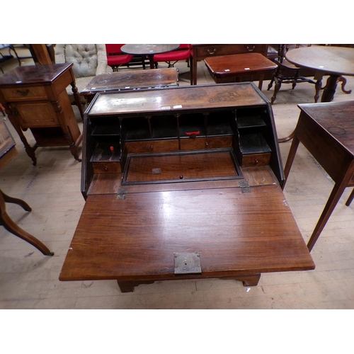 1900 - WALNUT VENEERED BUREAU 69 x 89 cms