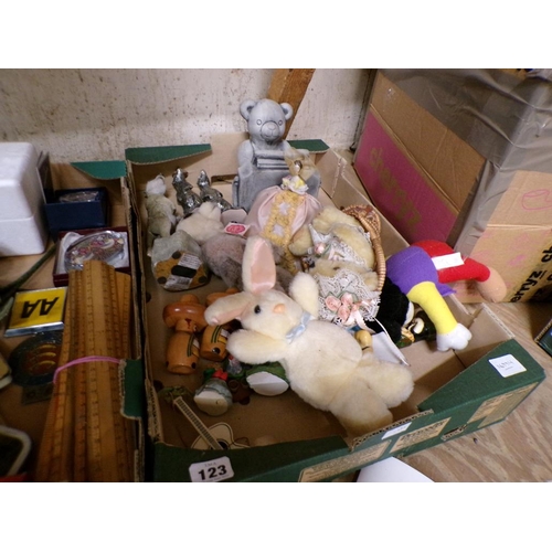 123 - SOFT TOYS AND ORNAMENTS TO INCL MEERKAT